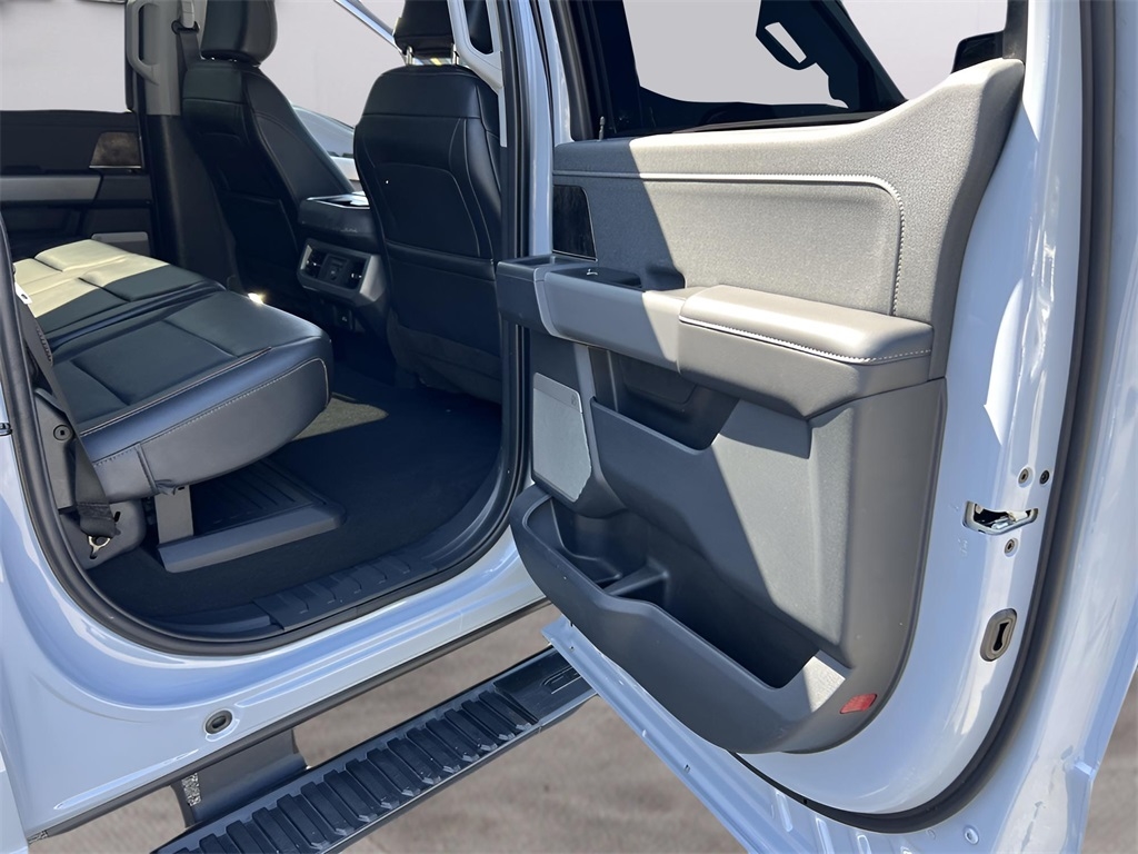 Ford F-250 SD Lariat Crew Cab 4WD 2024