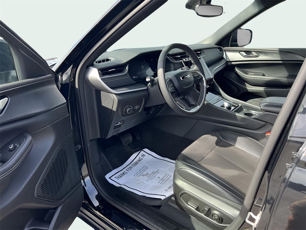 Jeep Grand Cherokee Laredo 4WD 2024