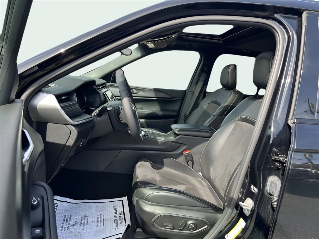 Jeep Grand Cherokee Laredo 4WD 2024