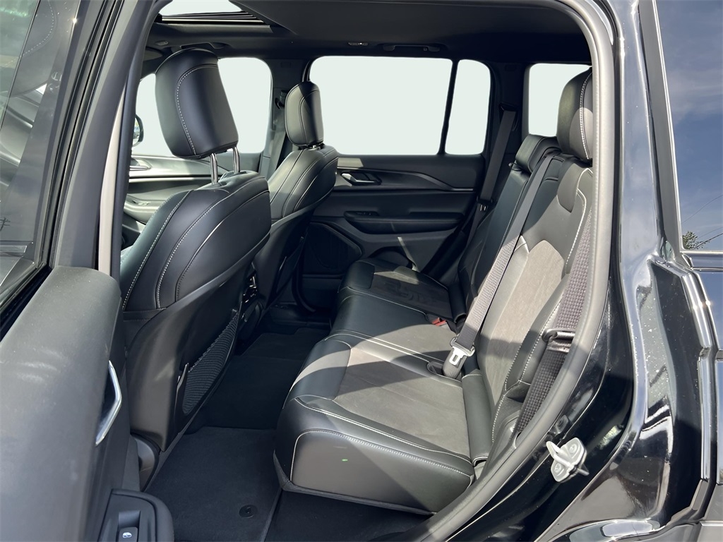 Jeep Grand Cherokee Laredo 4WD 2024