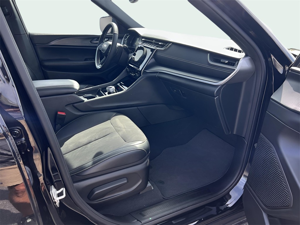 Jeep Grand Cherokee Laredo 4WD 2024