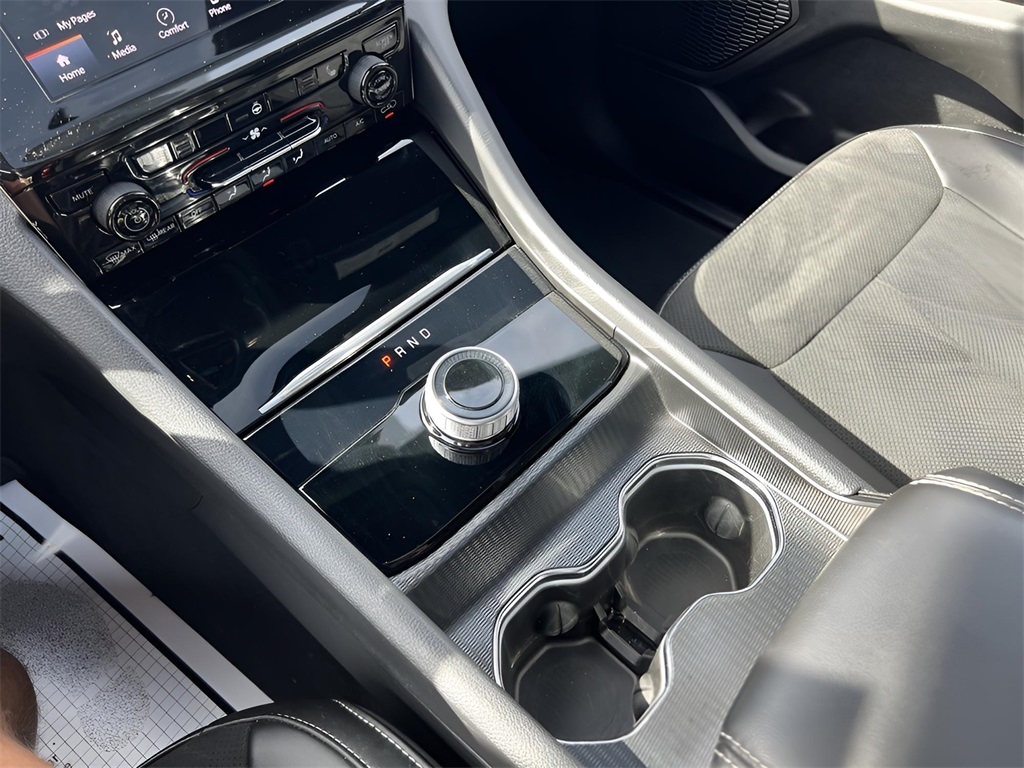 Jeep Grand Cherokee Laredo 4WD 2024