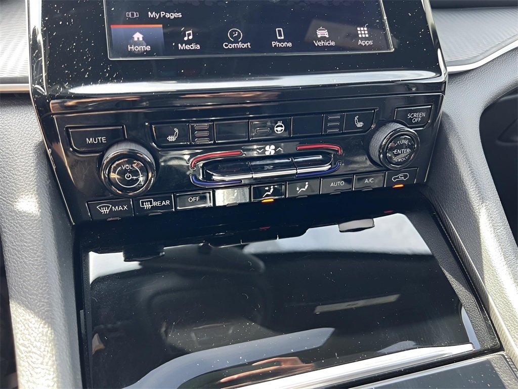 Jeep Grand Cherokee Laredo 4WD 2024