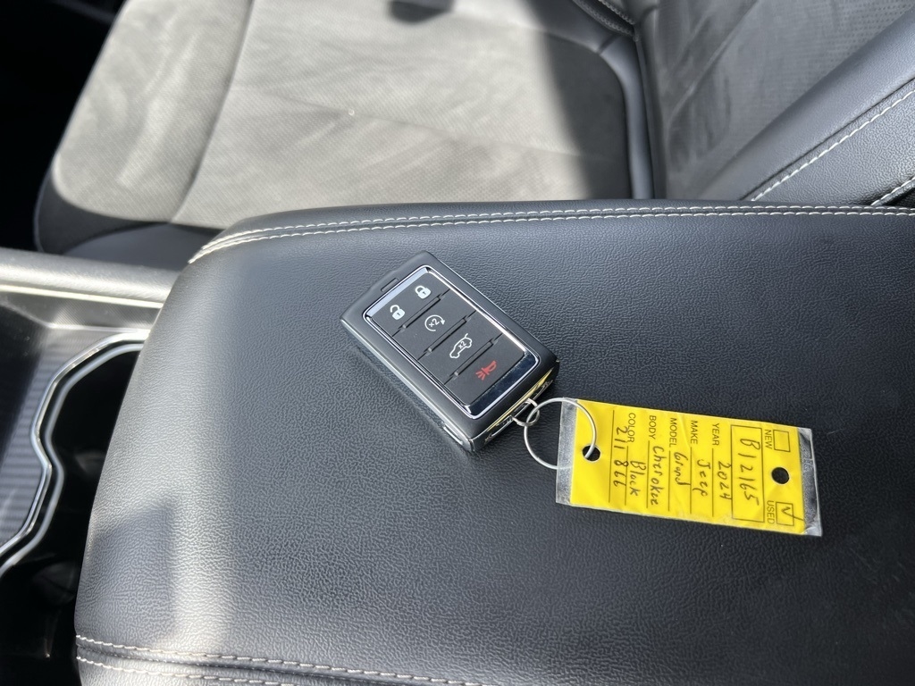 Jeep Grand Cherokee Laredo 4WD 2024