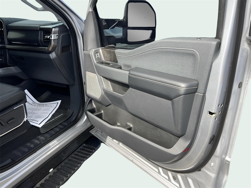 Ford F-250 SD Lariat Crew Cab 4WD 2023