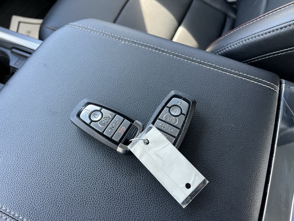 Ford F-250 SD Lariat Crew Cab 4WD 2023