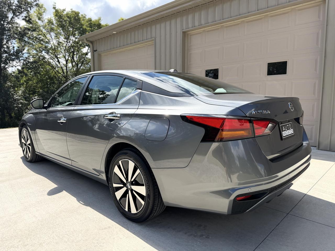 2021 Nissan Altima SV - Photo 2