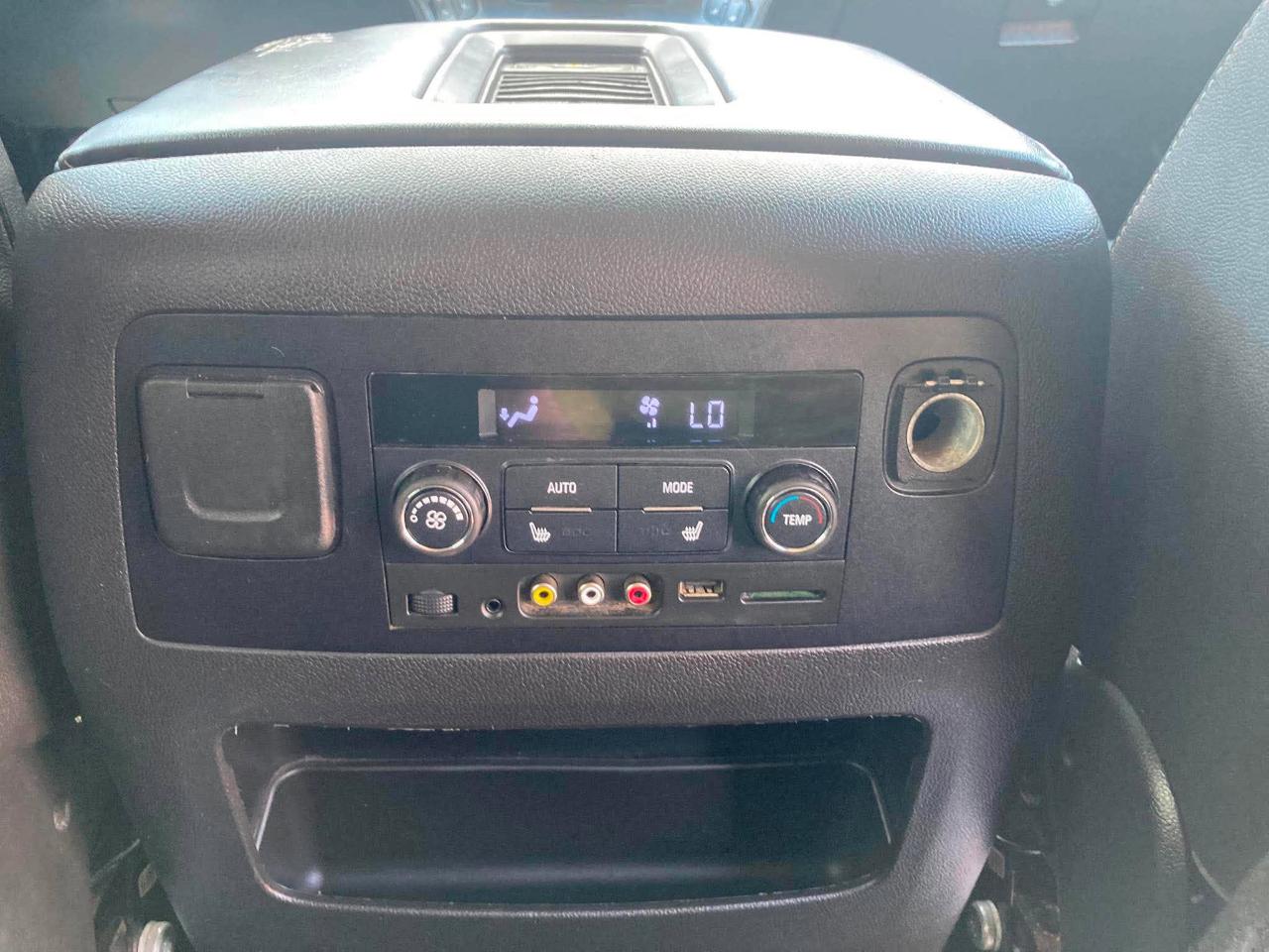 Chevrolet Suburban LT 1500 4WD 2015