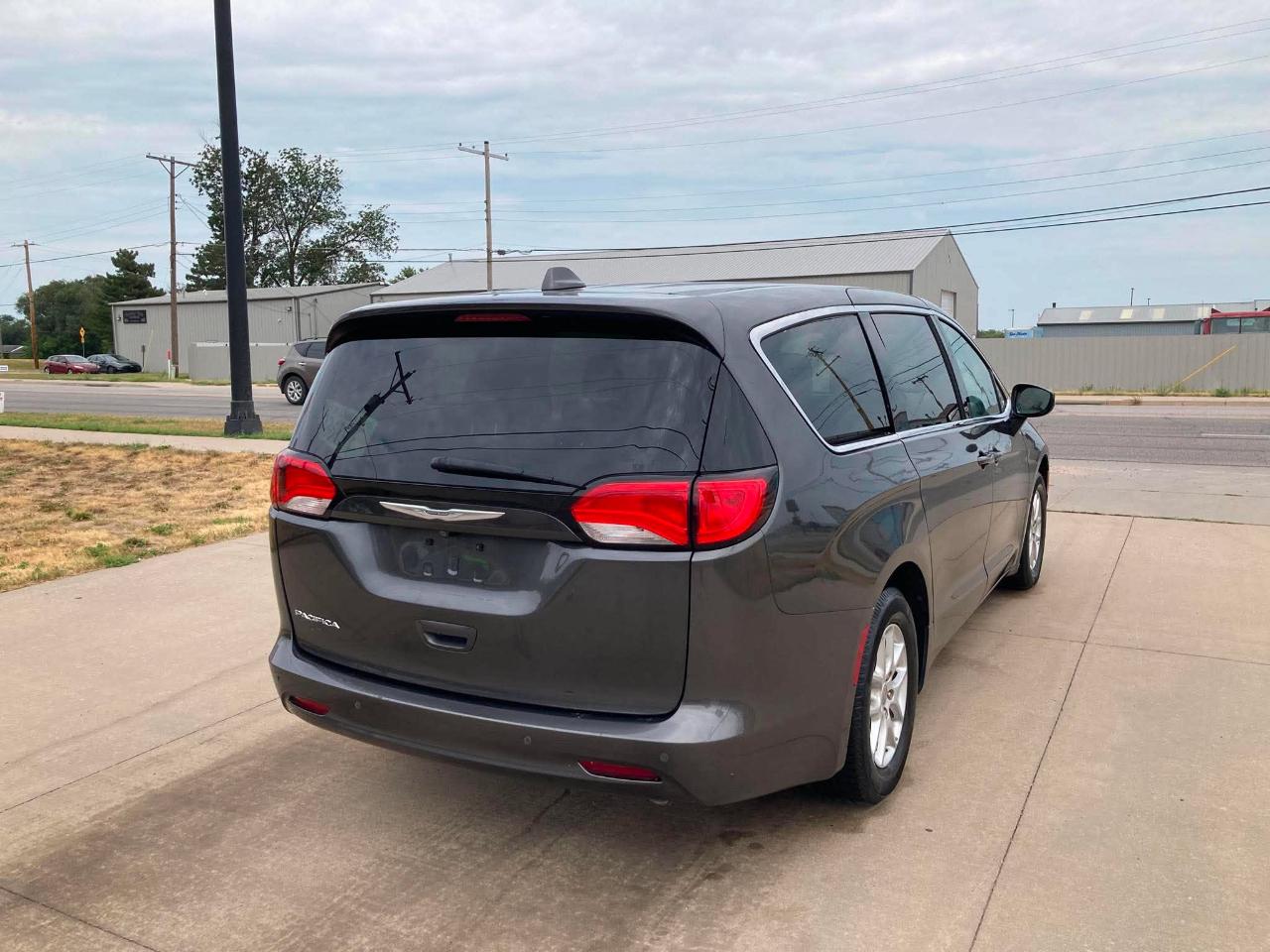 Chrysler Pacifica Touring 2017