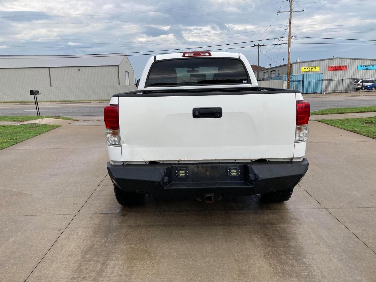 Toyota Tundra Tundra-Grade CrewMax 5.7L 4WD 2011