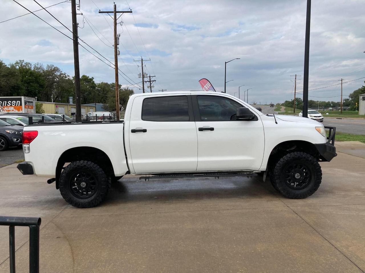 Toyota Tundra Tundra-Grade CrewMax 5.7L 4WD 2011