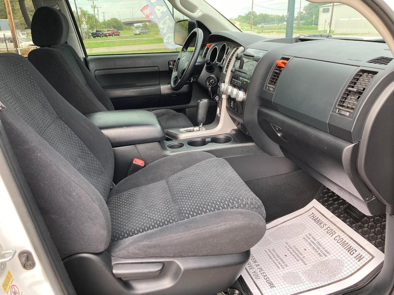 Toyota Tundra Tundra-Grade CrewMax 5.7L 4WD 2011
