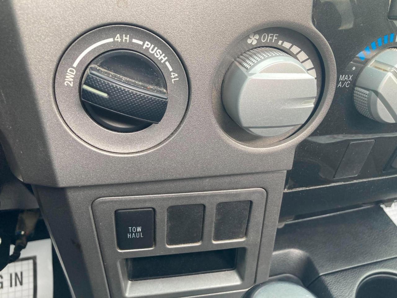 Toyota Tundra Tundra-Grade CrewMax 5.7L 4WD 2011