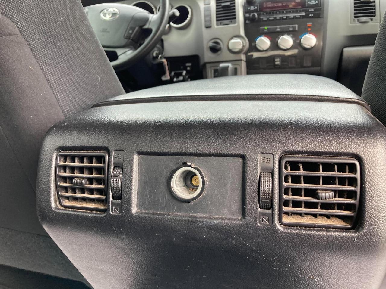 Toyota Tundra Tundra-Grade CrewMax 5.7L 4WD 2011