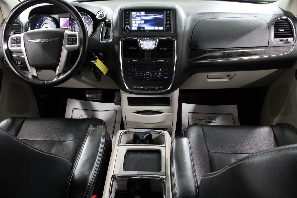Chrysler Town and Country photo 2