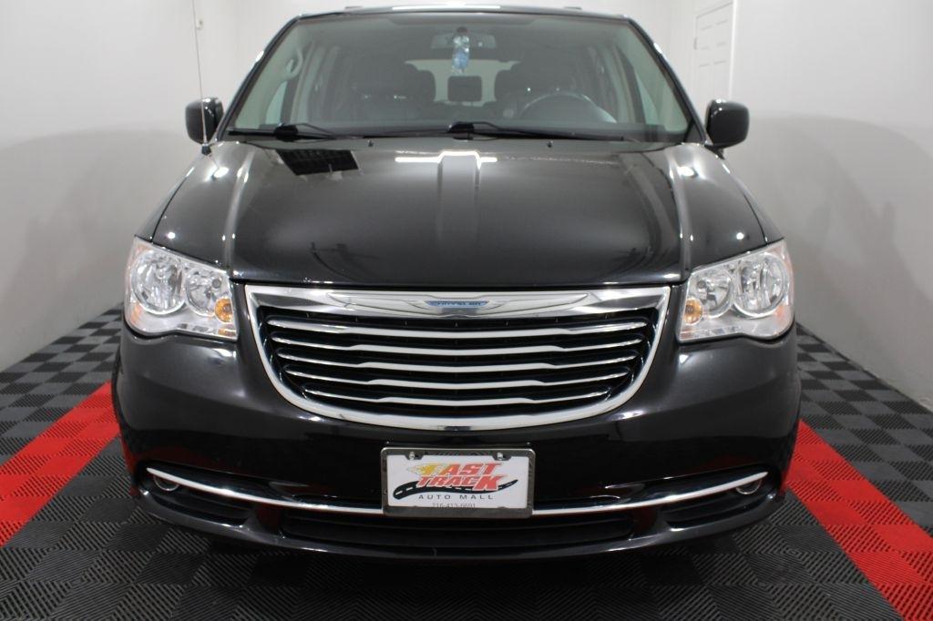 Chrysler Town and Country photo 3