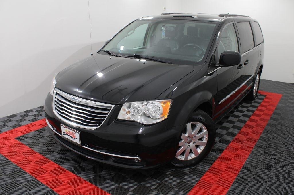 Chrysler Town and Country photo 4