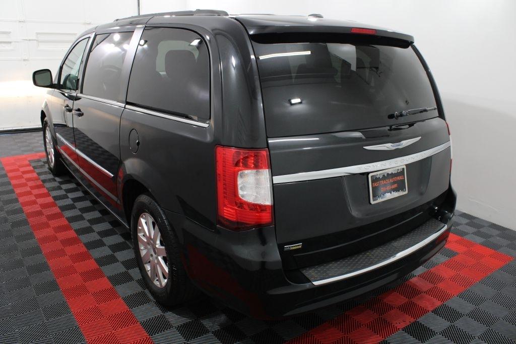 Chrysler Town and Country photo 5