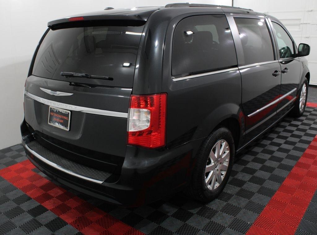 Chrysler Town and Country photo 6