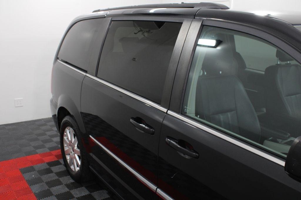 Chrysler Town and Country photo 7