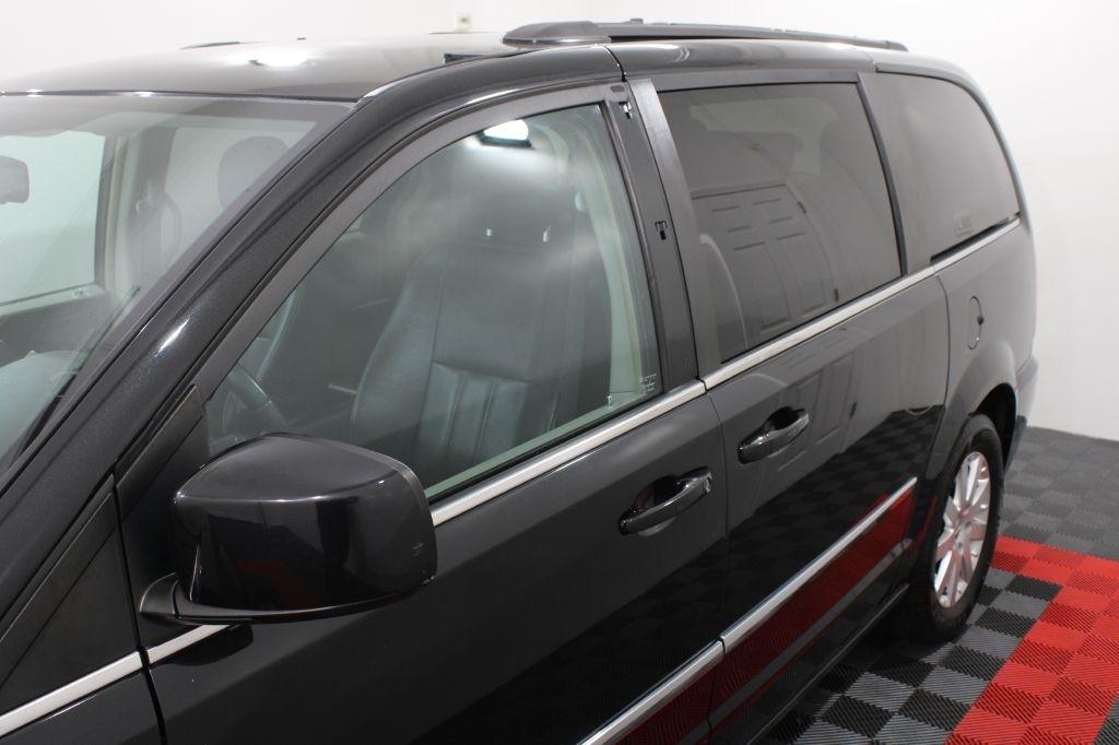 Chrysler Town and Country photo 8