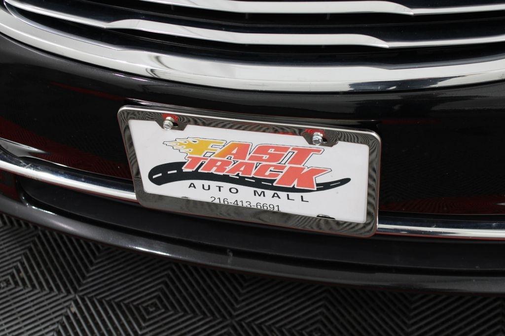 Chrysler Town and Country photo 9