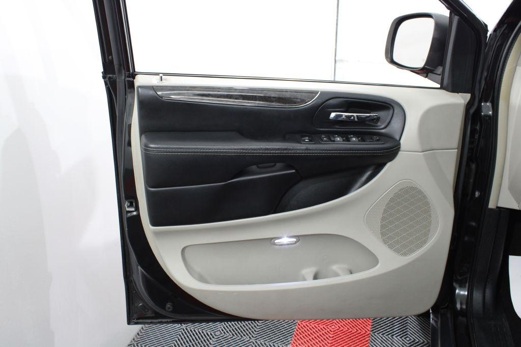 Chrysler Town and Country photo 11