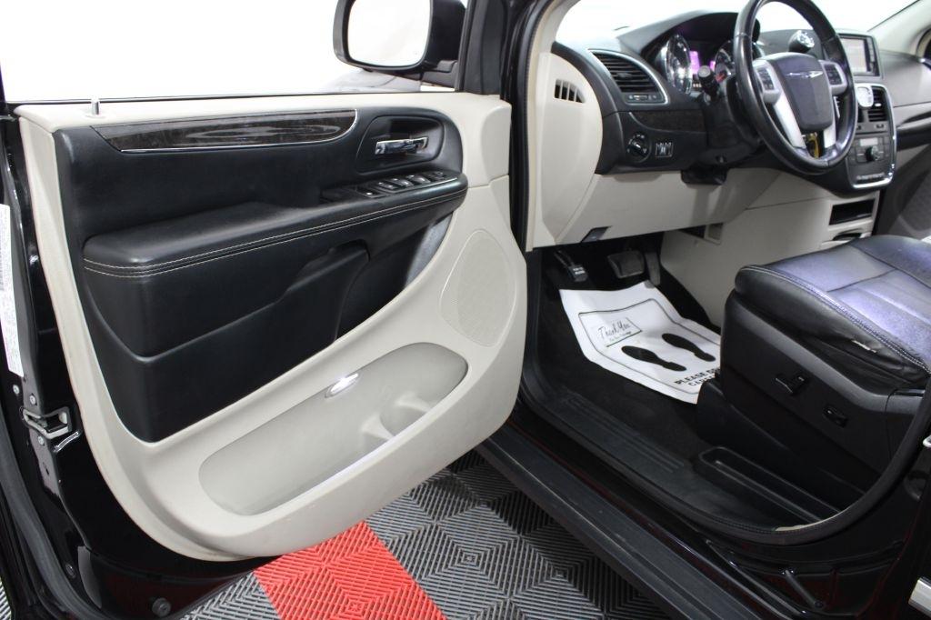 Chrysler Town and Country photo 12