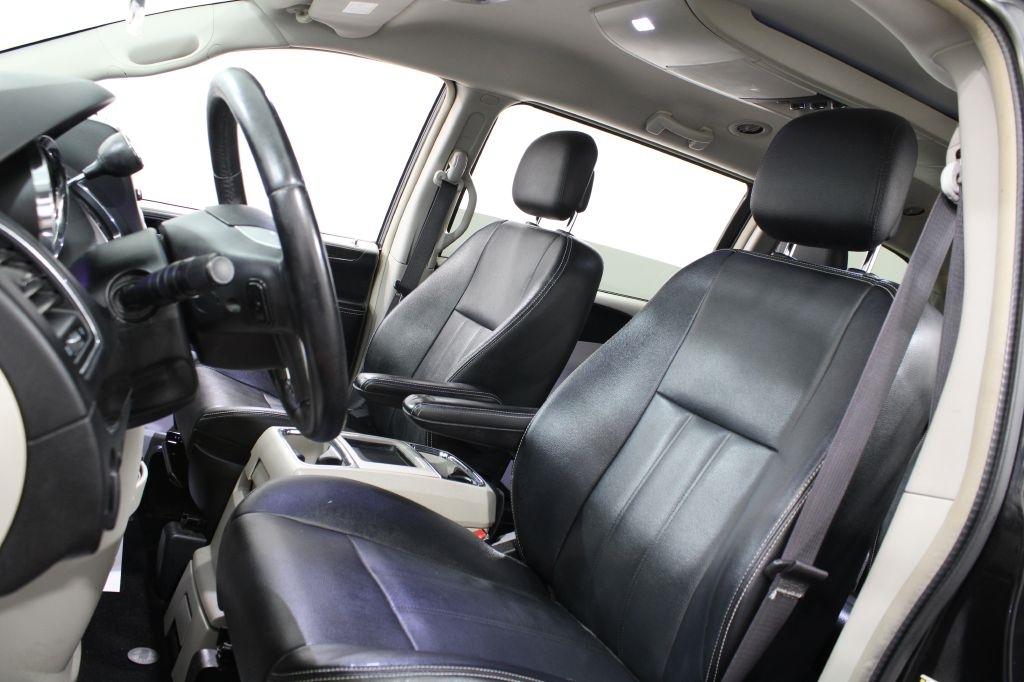 Chrysler Town and Country photo 13