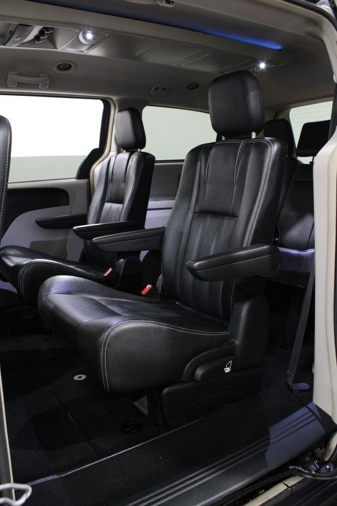 Chrysler Town and Country photo 14