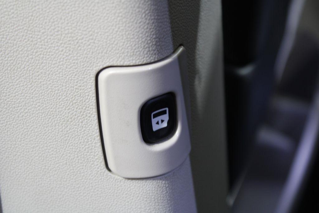 Chrysler Town and Country photo 16