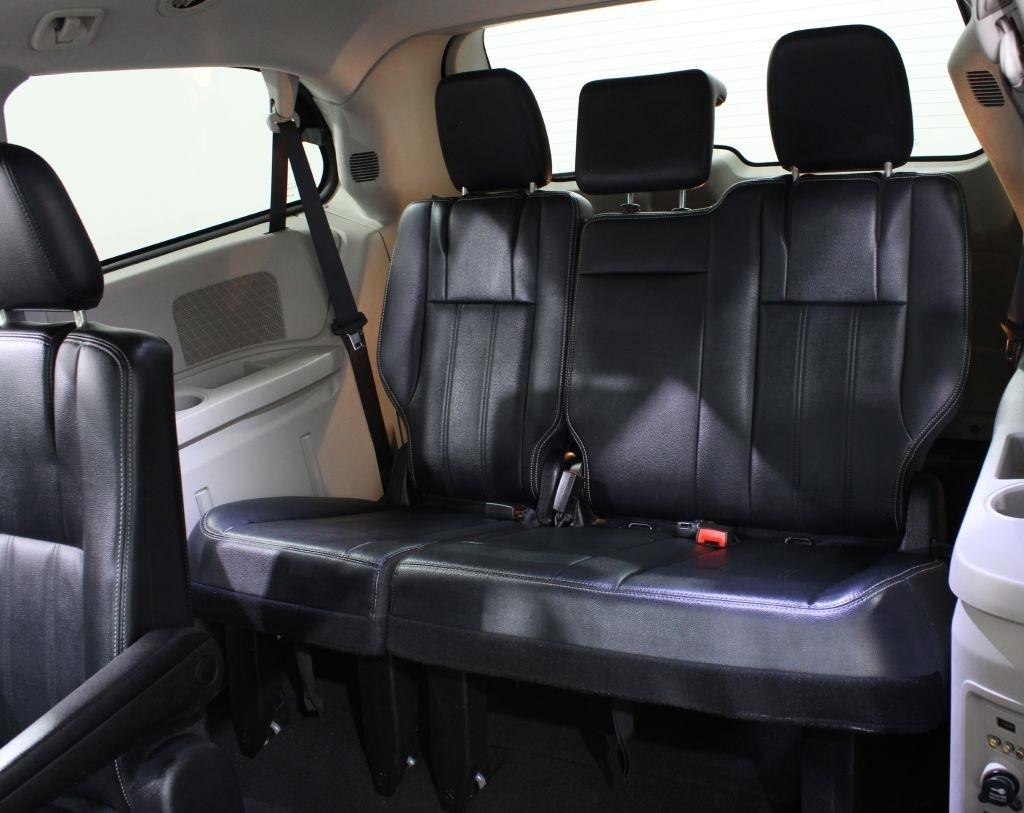 Chrysler Town and Country photo 17