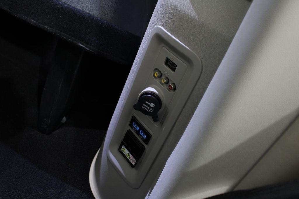 Chrysler Town and Country photo 18