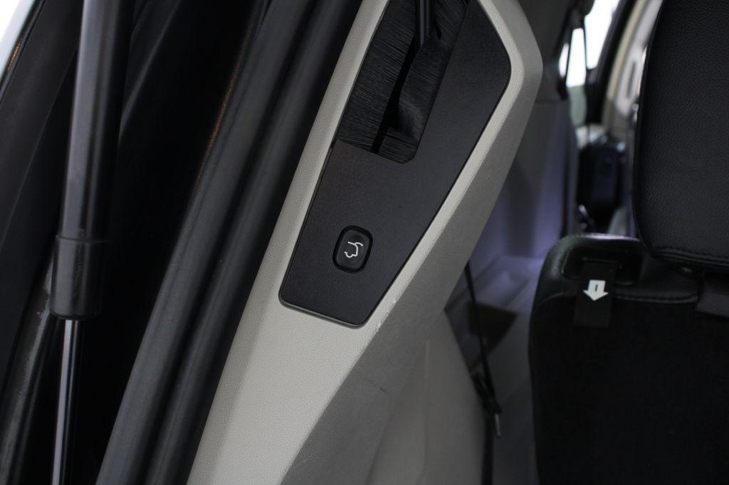 Chrysler Town and Country photo 19
