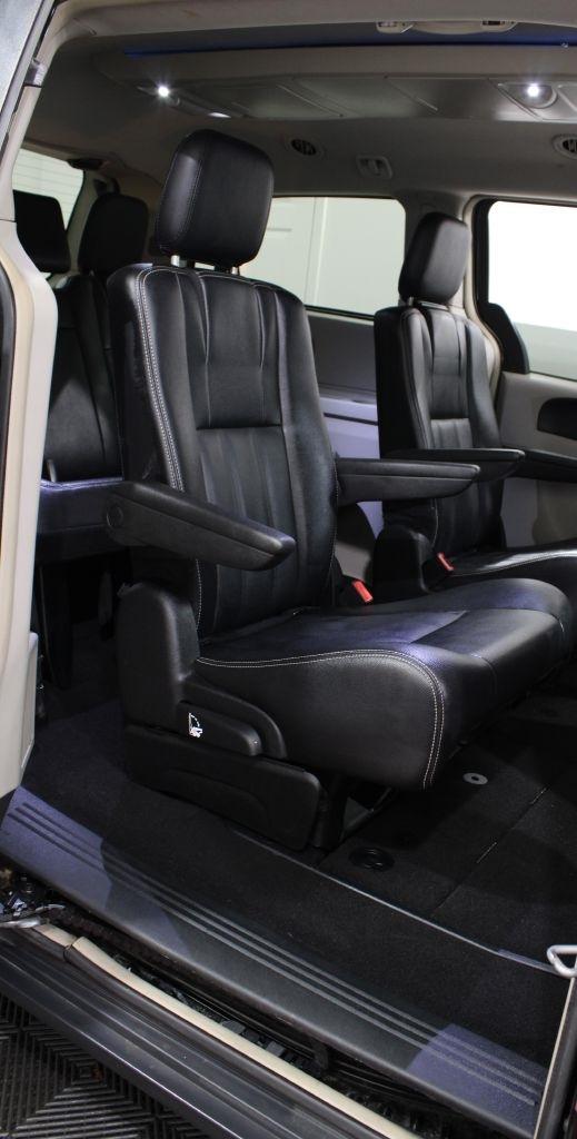 Chrysler Town and Country photo 22