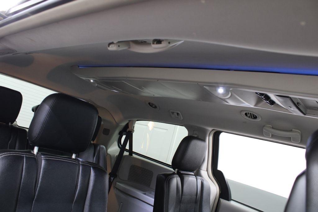 Chrysler Town and Country photo 23
