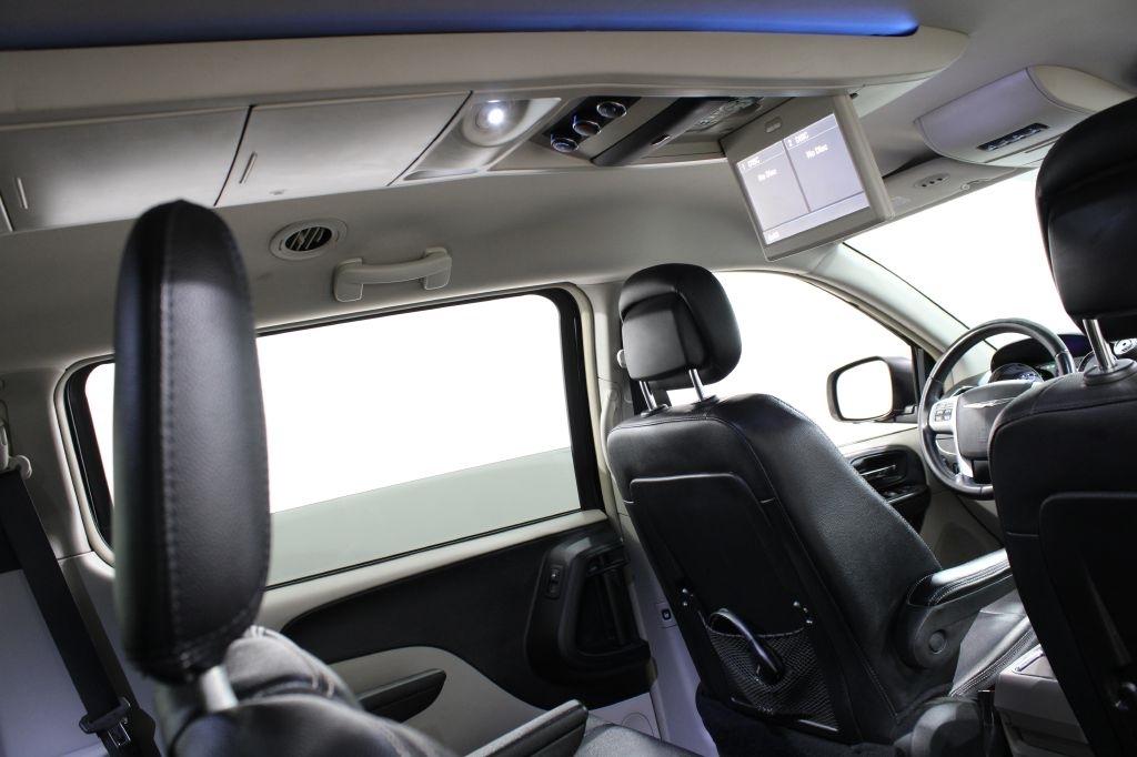 Chrysler Town and Country photo 24