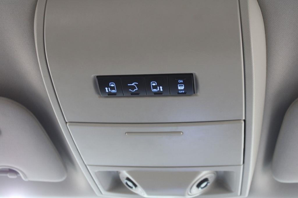 Chrysler Town and Country photo 26