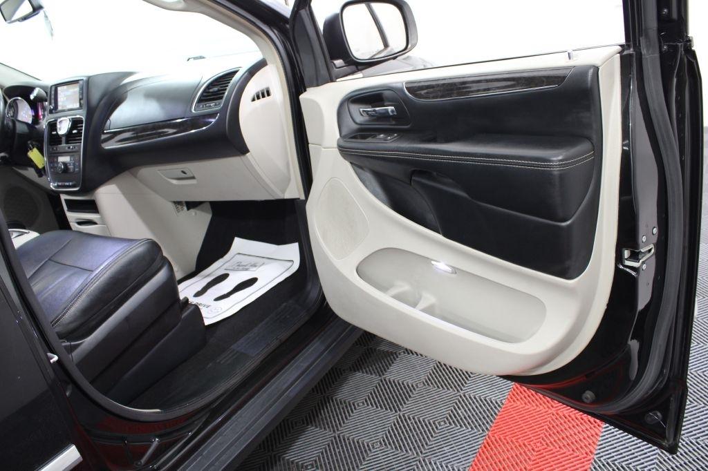 Chrysler Town and Country photo 27