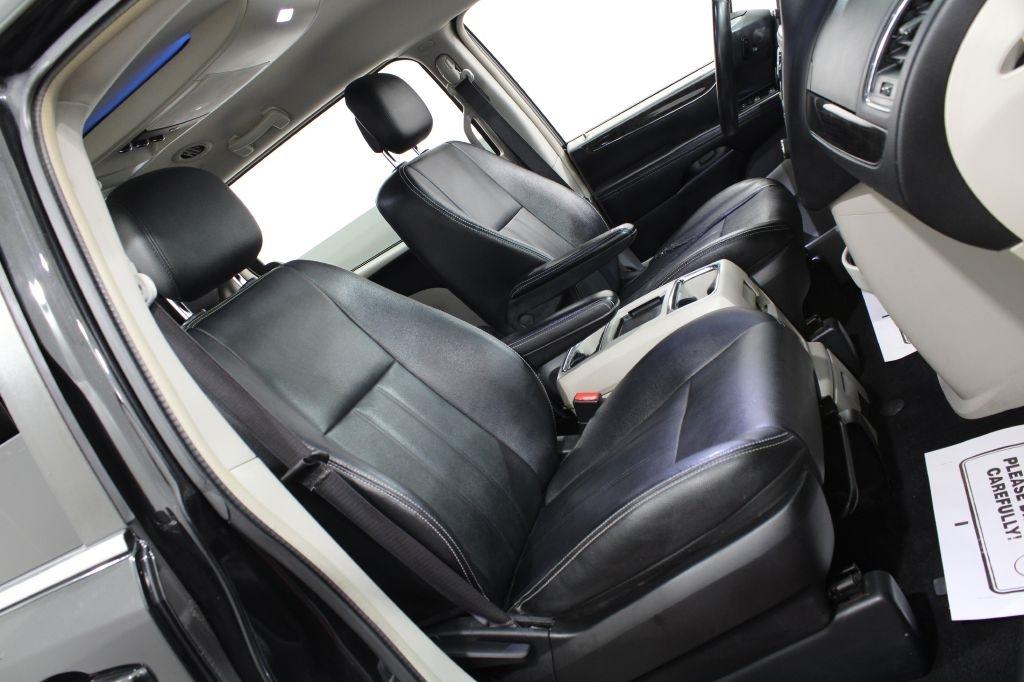 Chrysler Town and Country photo 28