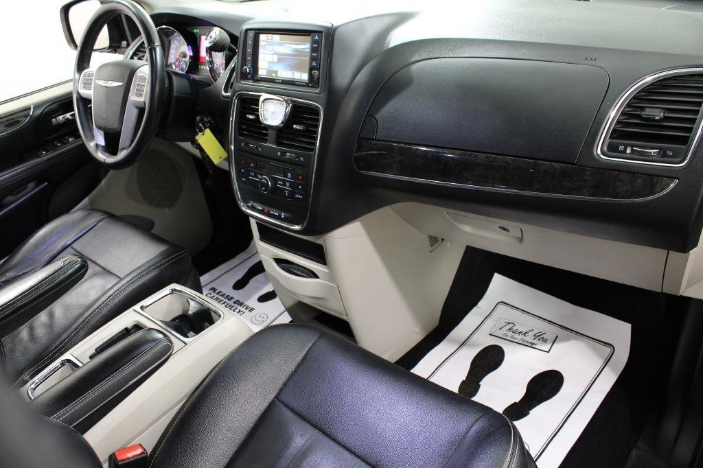Chrysler Town and Country photo 29