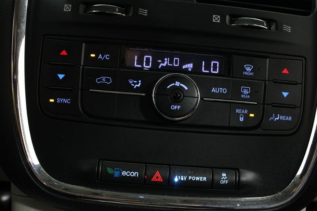 Chrysler Town and Country photo 30
