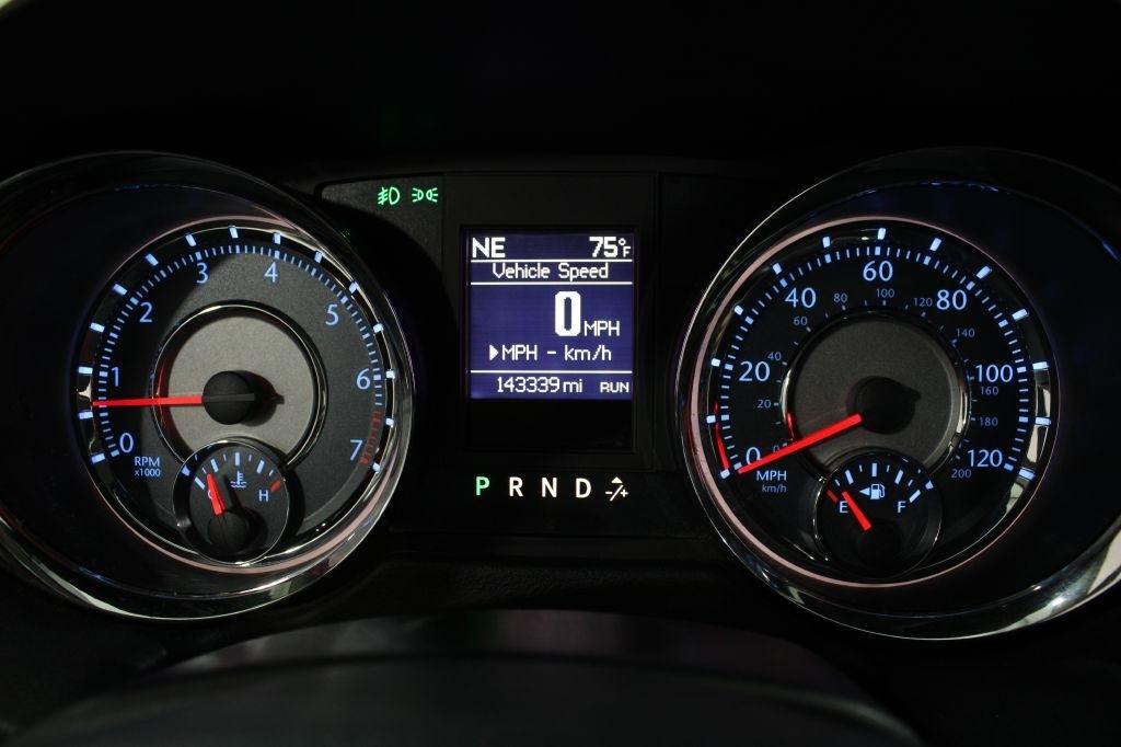 Chrysler Town and Country photo 31