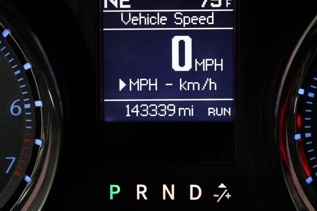 Chrysler Town and Country photo 32