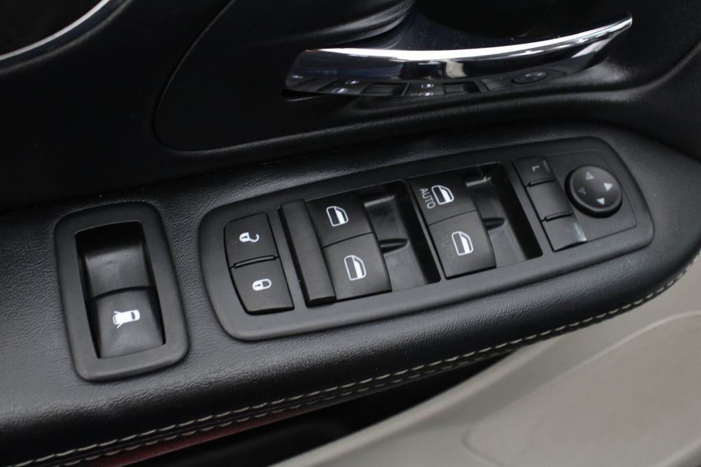Chrysler Town and Country photo 36