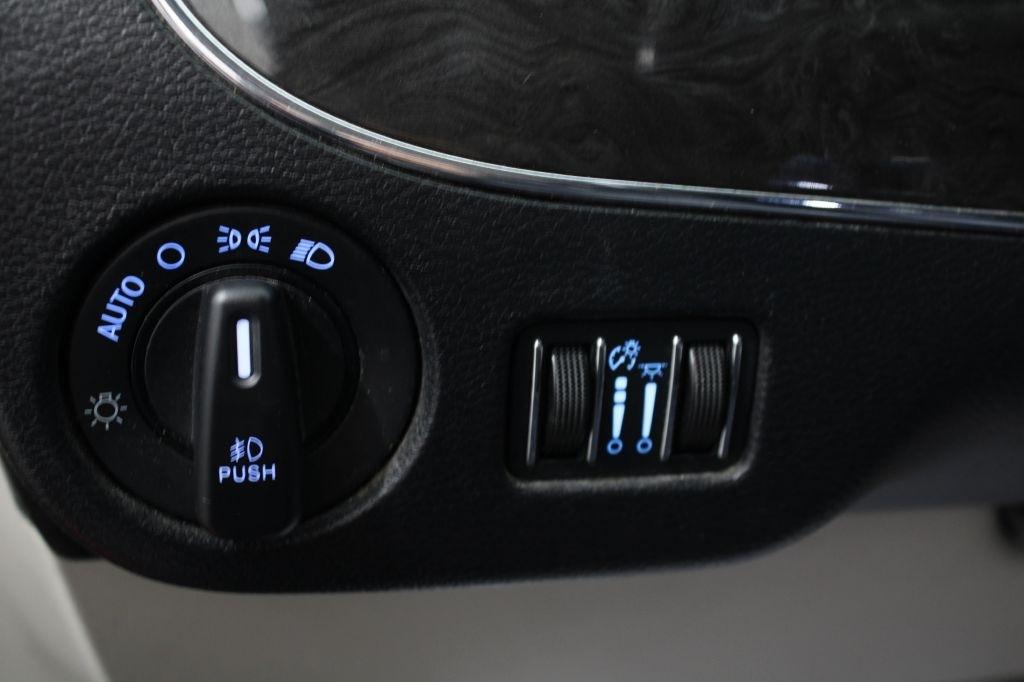 Chrysler Town and Country photo 37