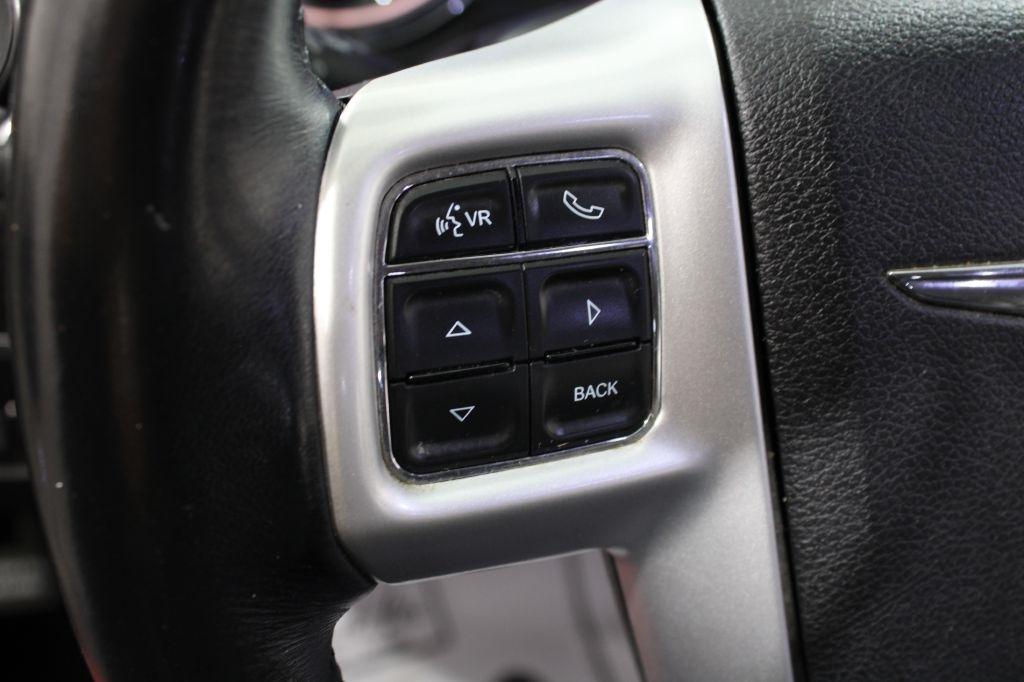 Chrysler Town and Country photo 38