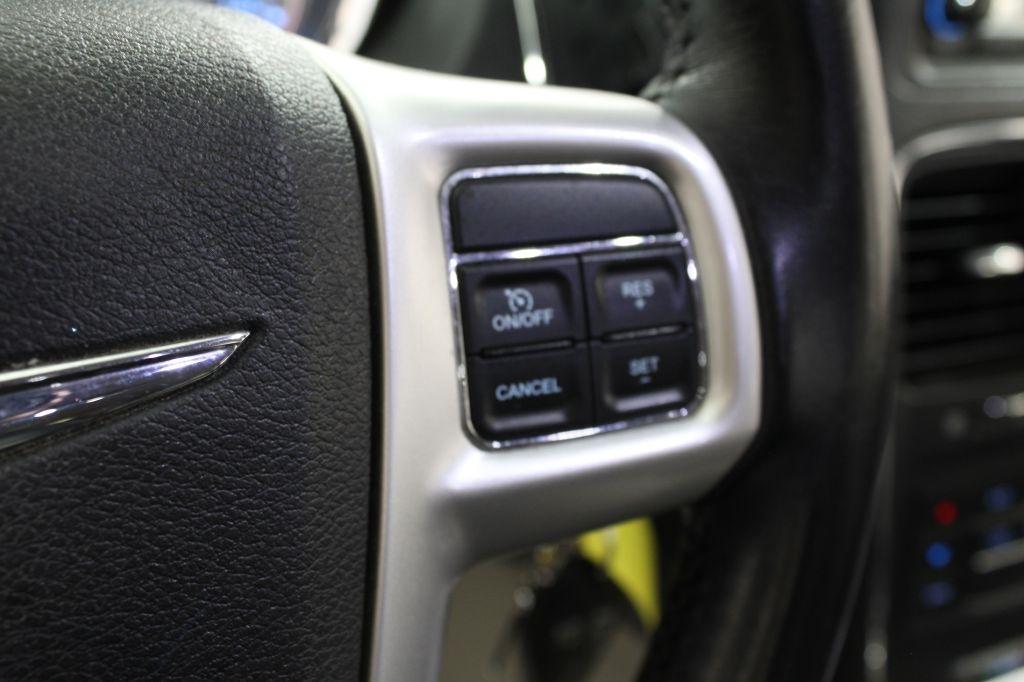 Chrysler Town and Country photo 39