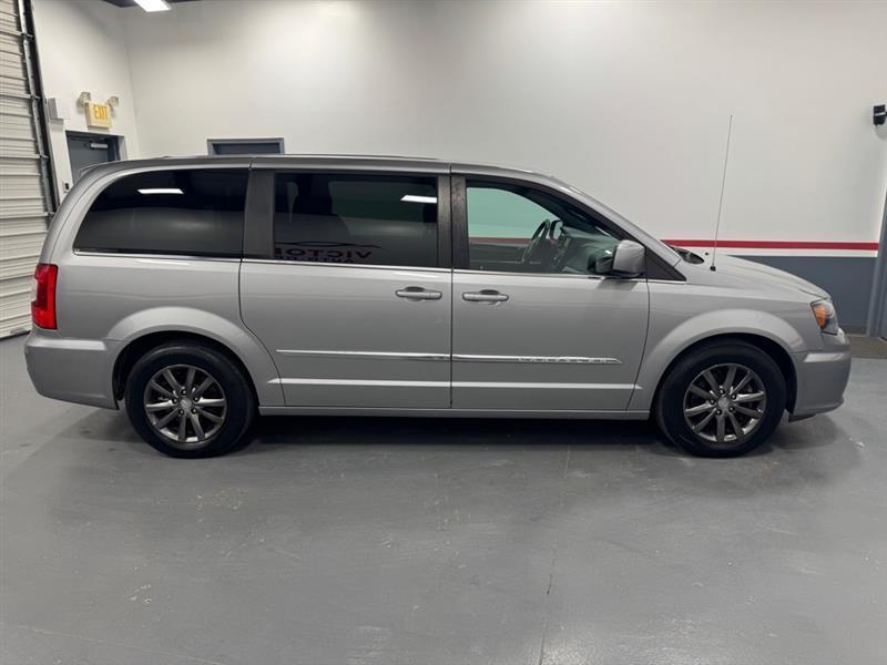 Chrysler Town & Country S 2016