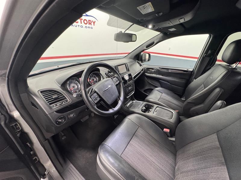 Chrysler Town & Country S 2016